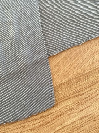 Bufanda pañuelo gris con textura de Mango