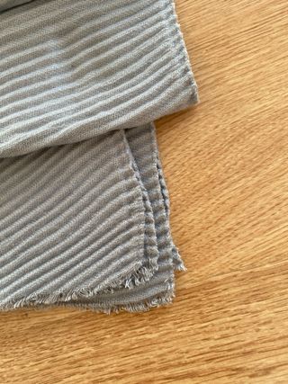 Bufanda pañuelo gris con textura de Mango