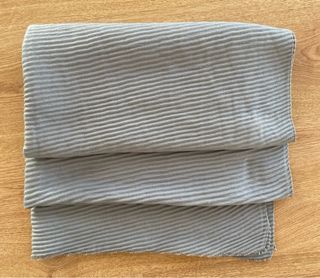 Bufanda pañuelo gris con textura de Mango