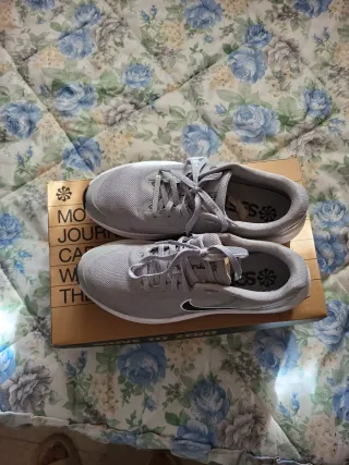 Zapatillas Nike Grises y Blancas