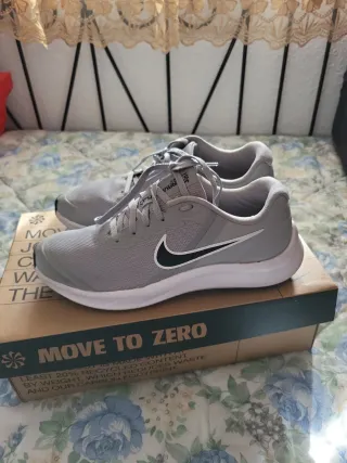 Zapatillas Nike Grises y Blancas