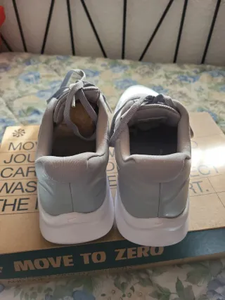 Zapatillas Nike Grises y Blancas