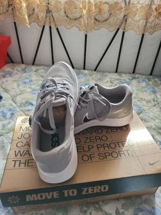 Zapatillas Nike Grises y Blancas