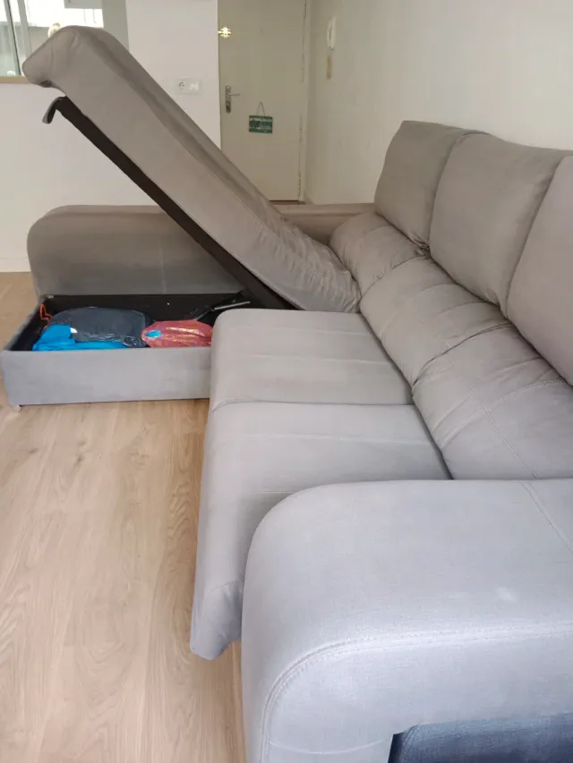 Sofá chaise longue con almacenaje y taburetes