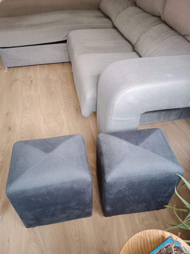 Sofá chaise longue con almacenaje y taburetes