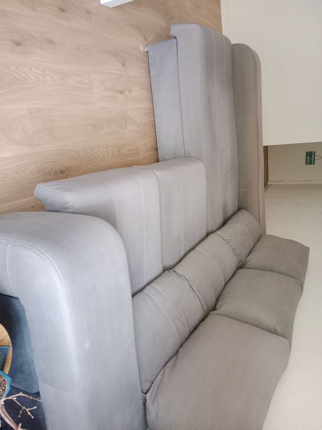 Sofá chaise longue con almacenaje y taburetes