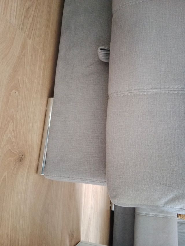 Sofá chaise longue con almacenaje y taburetes