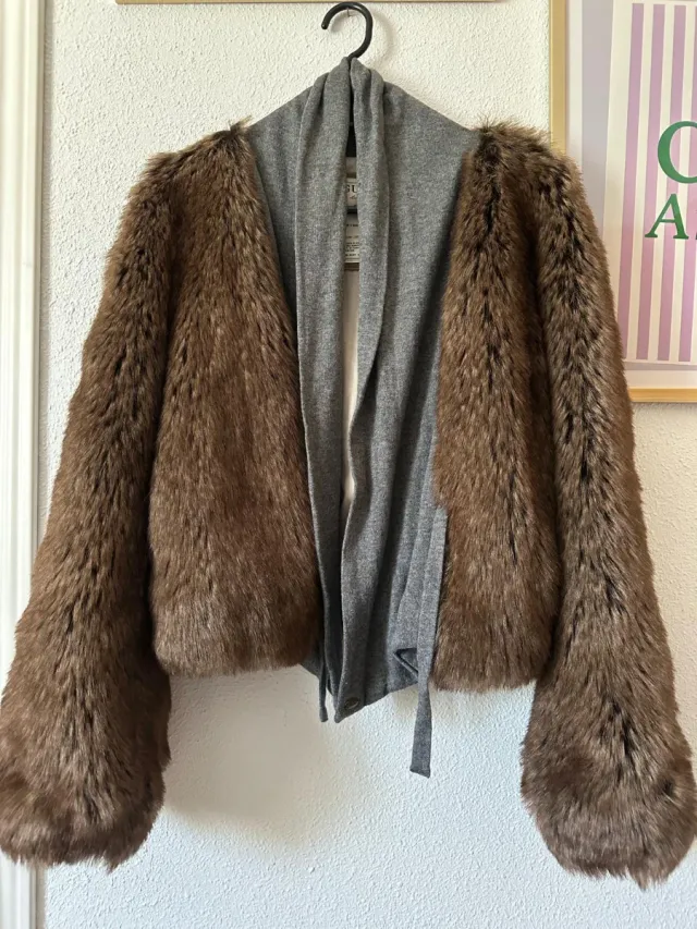 Chaqueta Guess pelo sintético marrón y gris