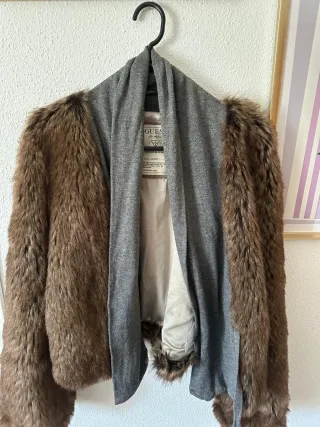 Chaqueta Guess pelo sintético marrón y gris