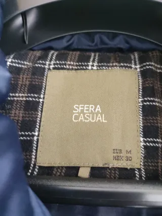 Chaleco acolchado azul con capucha