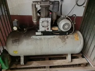 Compresor Uniair 270L 5.5HP Trifásico