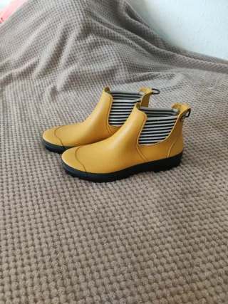 Botines de agua amarillos