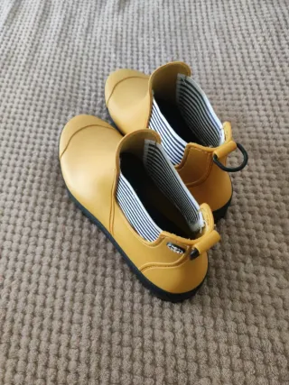 Botines de agua amarillos