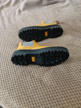 Botines de agua amarillos