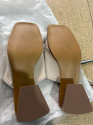 Sandalias beige tipo mule