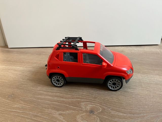 Coche de juguete rojo con portaequipajes Playmobil