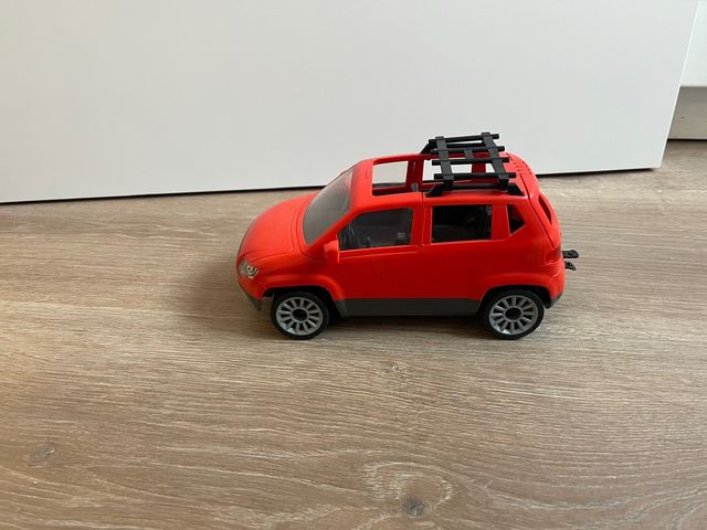 Coche de juguete rojo con portaequipajes Playmobil