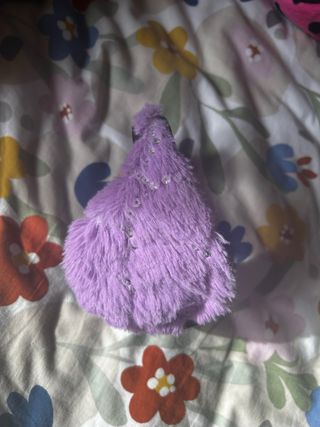 Orejeras moradas con lentejuelas