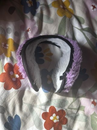 Orejeras moradas con lentejuelas