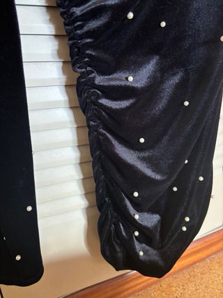 Vestido negro terciopelo perlas una manga