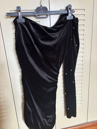 Vestido negro terciopelo perlas una manga