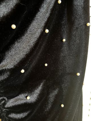 Vestido negro terciopelo perlas una manga