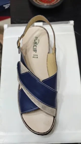 Sandalias Plexis Piel Azul Marino y Dorado