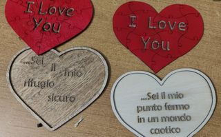 Cuori puzzle incisi con frasi