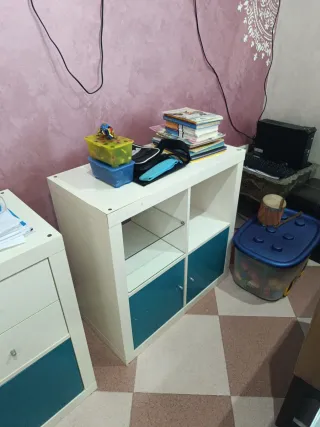 Mesa de escritorio blanca con cajón