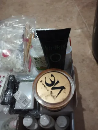 Producto para uñas de gel. Son muchos productos