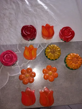 Ornamenti in gesso dipinti a mano