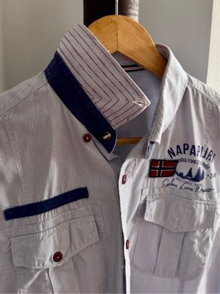 Camisa Napapijri azul y blanca