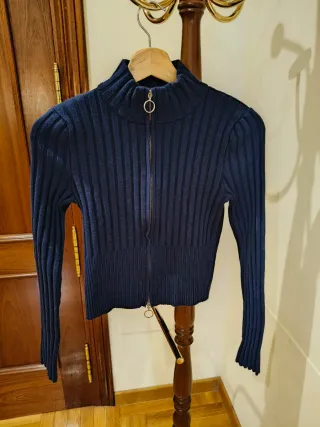 Chaqueta corta de punto azul con cremallera