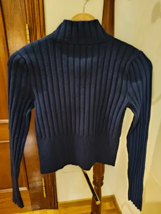 Chaqueta corta de punto azul con cremallera