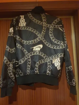 Chaqueta Nike Mujer Negra y Dorada
