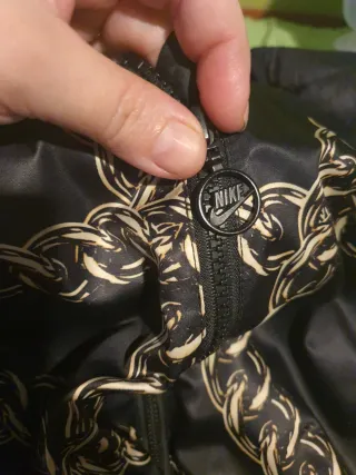 Chaqueta Nike Mujer Negra y Dorada