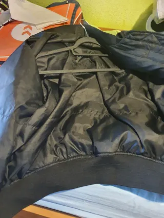 Chaqueta Nike Mujer Negra y Dorada