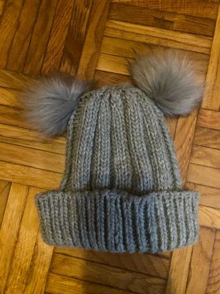 Gorro de lana gris con pompón