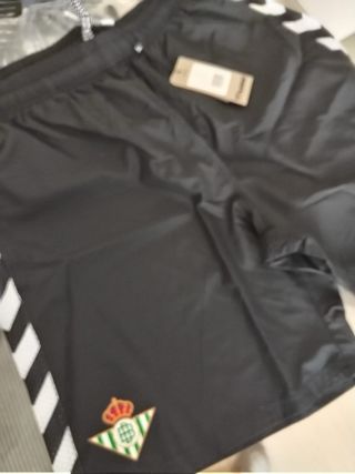 Camiseta, pantalon y polo Hummel Betis Baloncesto