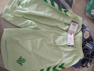 Camiseta, pantalon y polo Hummel Betis Baloncesto