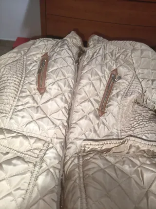 Chaqueta acolchada beige muy bonito y elegante