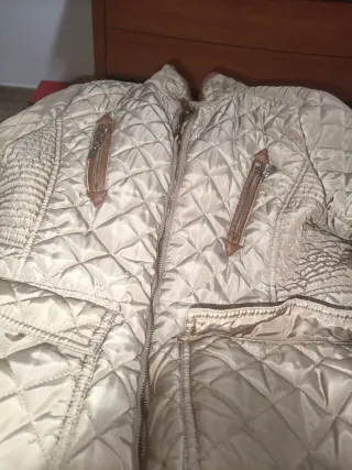 Chaqueta acolchada beige muy bonito y elegante