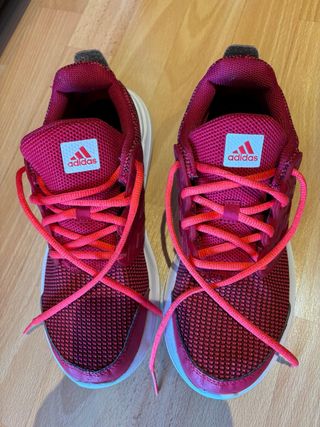 Zapatillas deportivas Adidas rosas y rojas