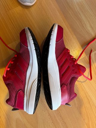 Zapatillas deportivas Adidas rosas y rojas