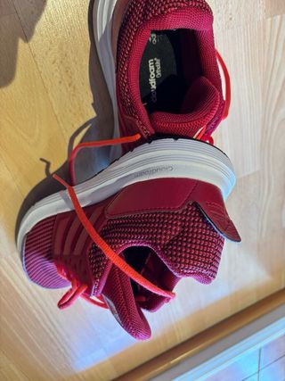 Zapatillas deportivas Adidas rosas y rojas
