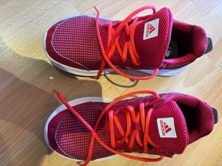 Zapatillas deportivas Adidas rosas y rojas