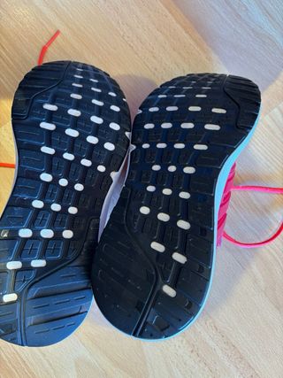 Zapatillas deportivas Adidas rosas y rojas