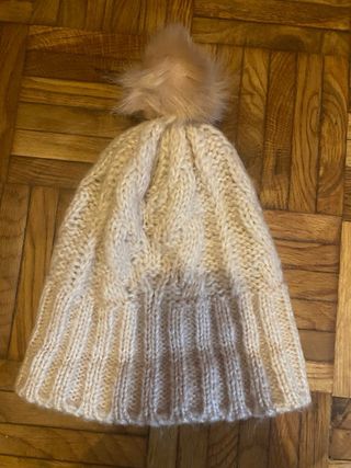 Gorro de lana con pompón