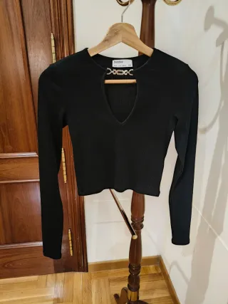 Camiseta Bershka negra con cadena XS