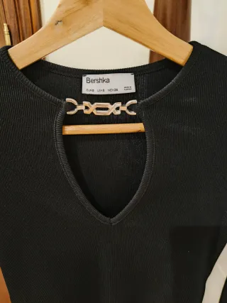 Camiseta Bershka negra con cadena XS
